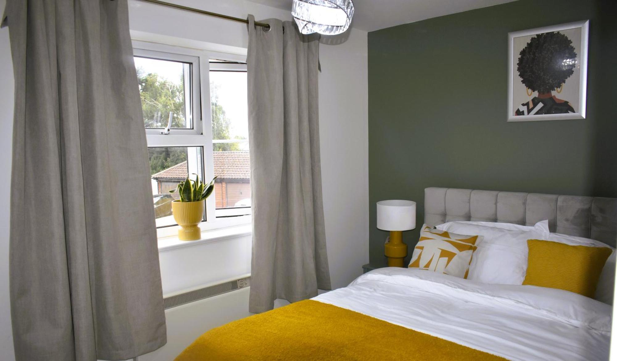 Luxury 2 Bed House With 3 Beds,3 Free Parking Lot In Dartford Near Town Centre, Adjacent Bus Stop, Train Station, Bluewater Mall, 25Mins To London City Airport,20 Miles From Central London Exterior photo