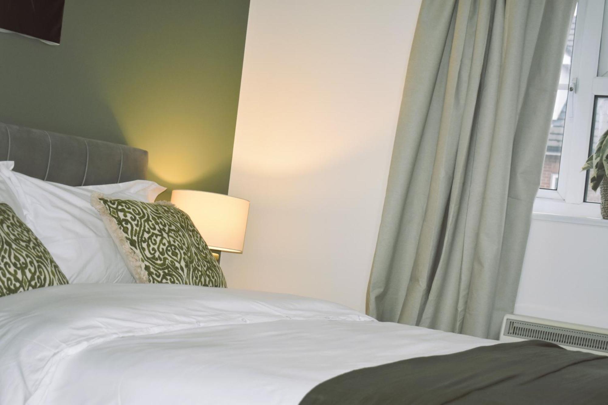 Luxury 2 Bed House With 3 Beds,3 Free Parking Lot In Dartford Near Town Centre, Adjacent Bus Stop, Train Station, Bluewater Mall, 25Mins To London City Airport,20 Miles From Central London Exterior photo