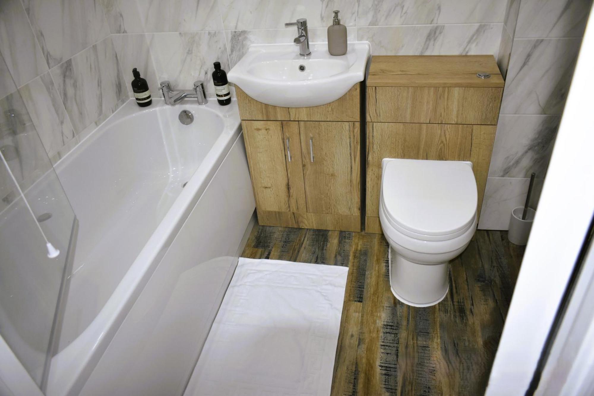 Luxury 2 Bed House With 3 Beds,3 Free Parking Lot In Dartford Near Town Centre, Adjacent Bus Stop, Train Station, Bluewater Mall, 25Mins To London City Airport,20 Miles From Central London Exterior photo