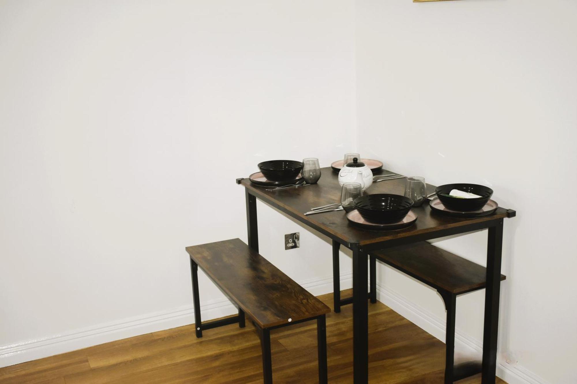 Luxury 2 Bed House With 3 Beds,3 Free Parking Lot In Dartford Near Town Centre, Adjacent Bus Stop, Train Station, Bluewater Mall, 25Mins To London City Airport,20 Miles From Central London Exterior photo
